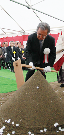 工事の安全を祈願し鍬入れする渡邉一夫理事長